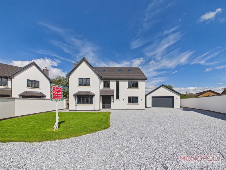 Queen Street, Treuddyn, CH7